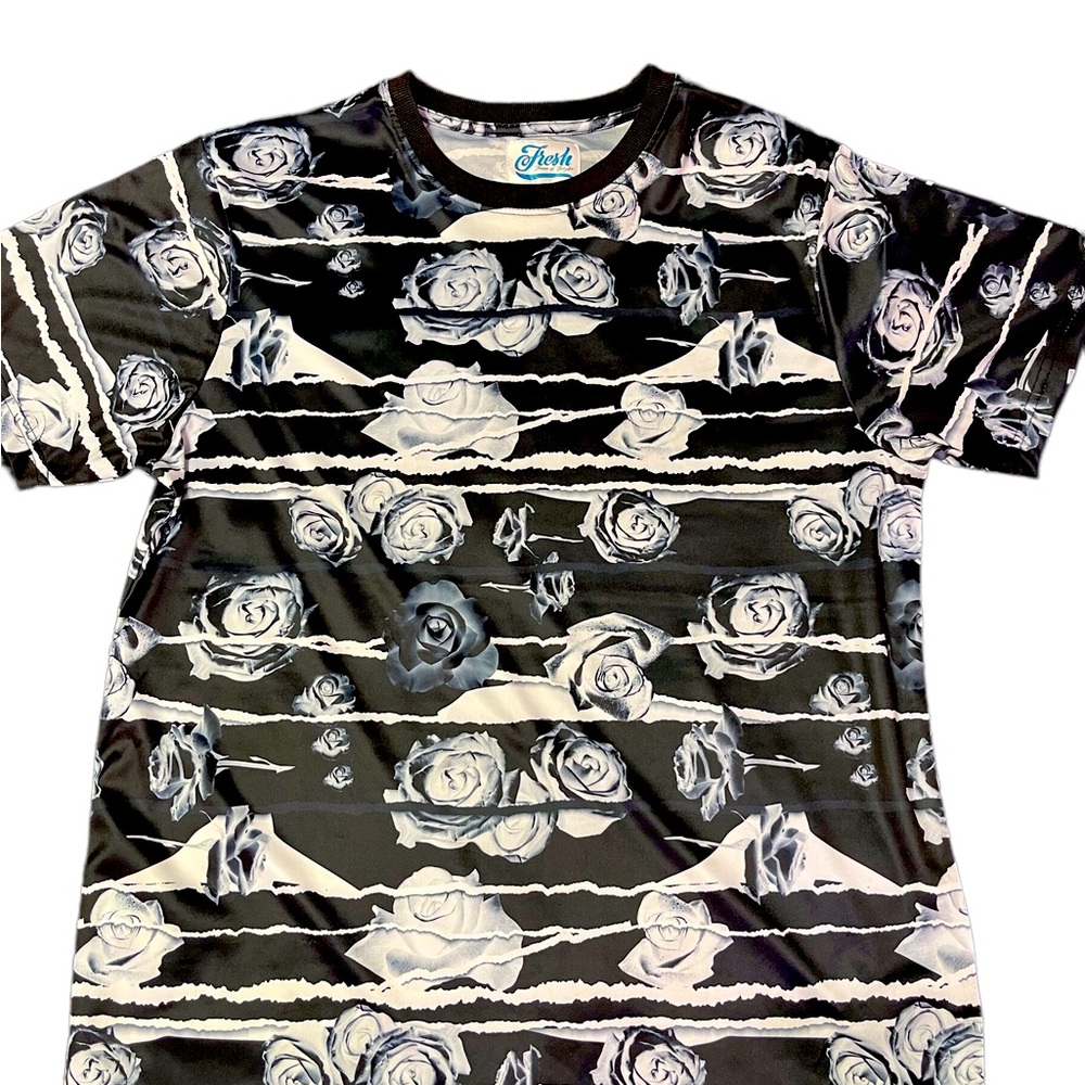 Black & white roses screen printed tee shirt. Men’s sz Large.